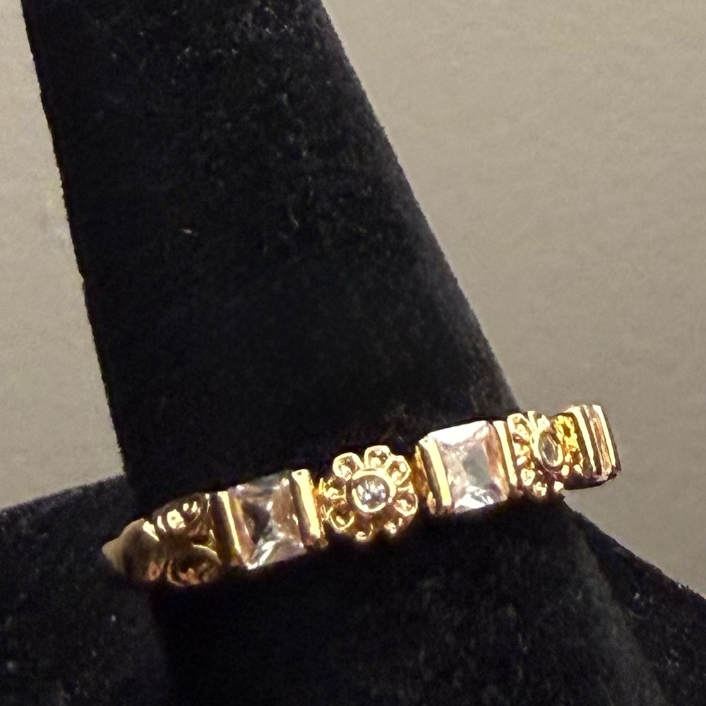 Ring - size 8-8.25 - gold tone w/ clear crystals - tiny daisies - New! - Picture 8 of 10